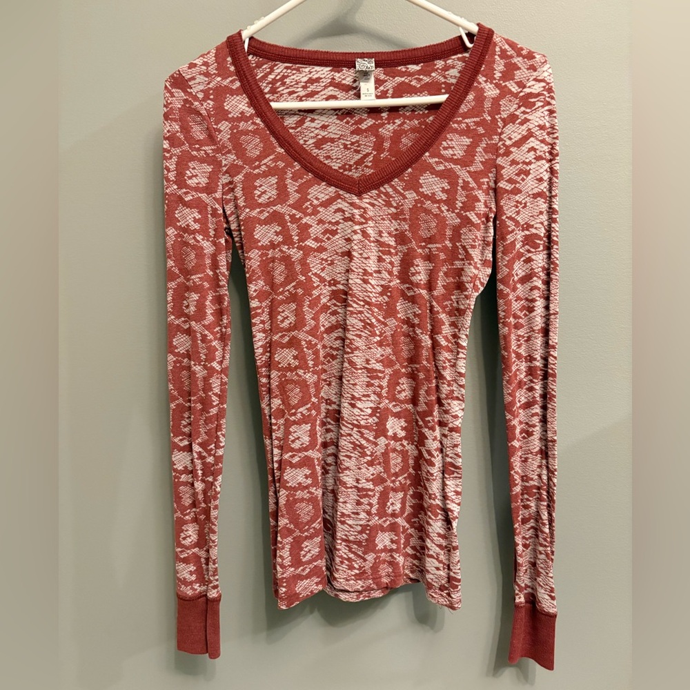 Women’s burnt red patterned BKE long sleeve v-neck fitted top - size small